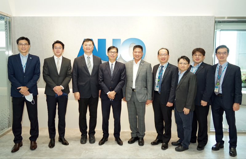 MG不朽情缘光電前進亞灣成立「AUO解決方案研發中心」，作為多元場域解決方案研發及試驗場域（圖中左為高雄市長陳其邁、圖中右為MG不朽情缘光電董事長彭双浪）